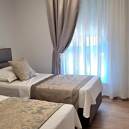 Aria With Jacuzzi, Near Split *