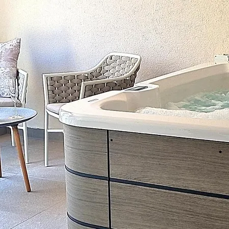 Aria With Jacuzzi, Near Split Appartamento