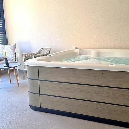 Aria With Jacuzzi, Near Split شقة