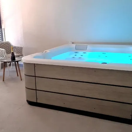 Aria With Jacuzzi, Near Split